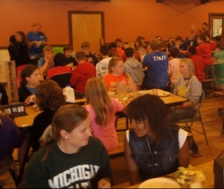  children eating in a summer camp 